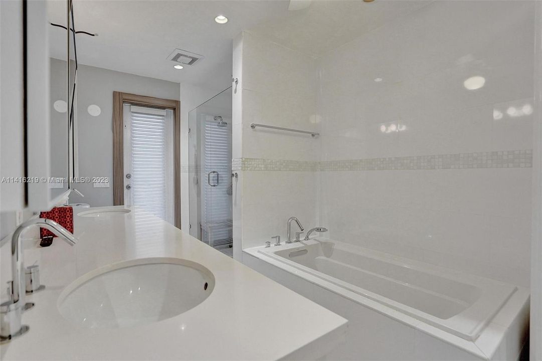 Недавно продано: $2,200,000 (4 спален, 3 ванн, 2554 Квадратных фут)