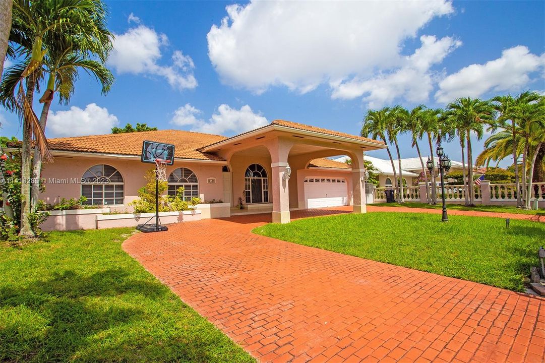 Recently Sold: $950,000 (4 beds, 3 baths, 2554 Square Feet)