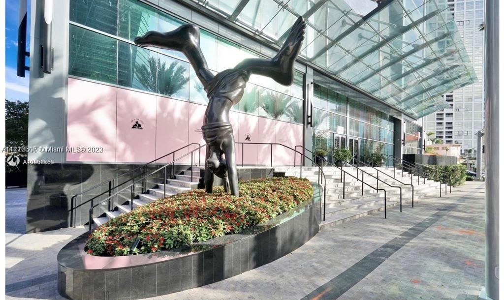 Recently Rented: $5,675 (1 beds, 1 baths, 808 Square Feet)