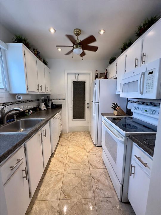 Recently Rented: $1,800 (1 beds, 1 baths, 806 Square Feet)