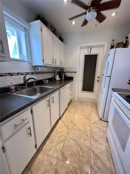Recently Rented: $1,800 (1 beds, 1 baths, 806 Square Feet)