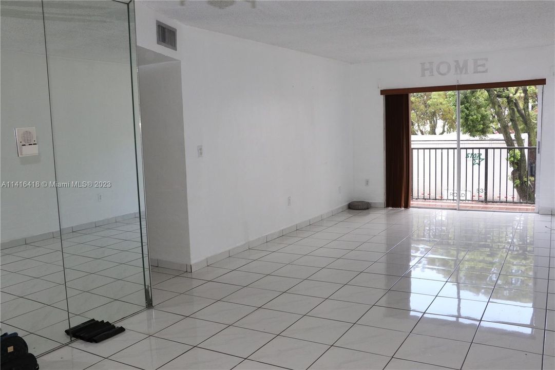 最近售出: $275,900 (2 贝兹, 2 浴室, 998 平方英尺)