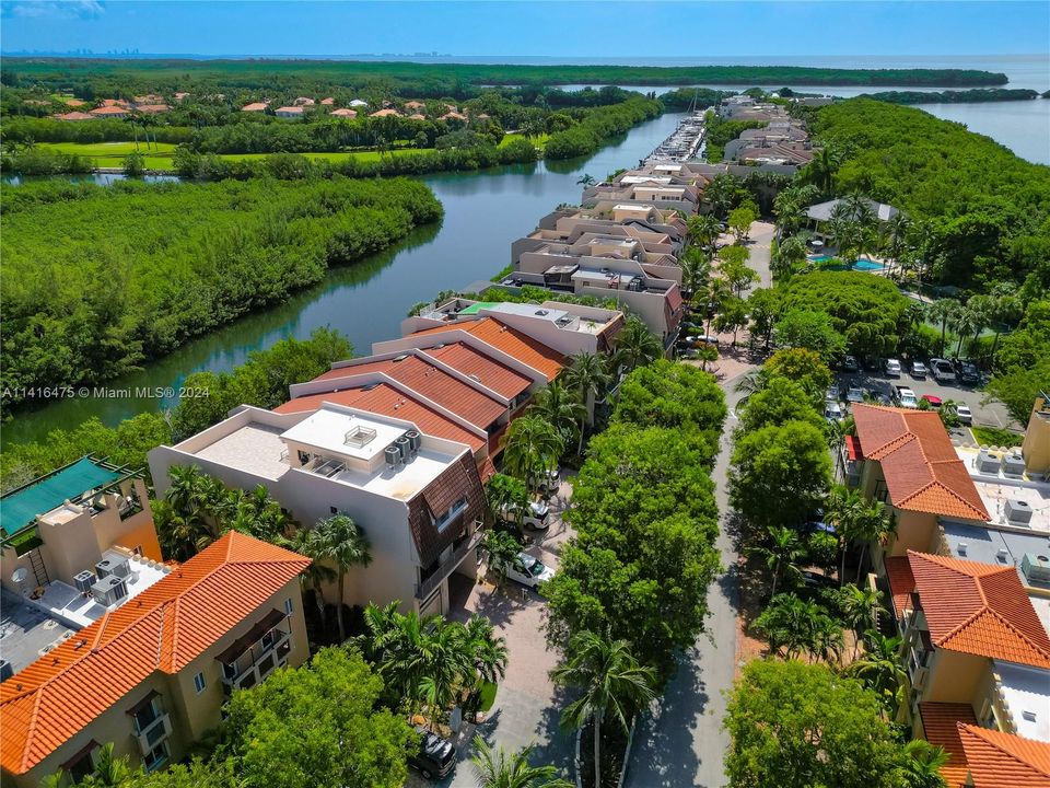 合同活跃: $2,850,000 (5 贝兹, 4 浴室, 5608 平方英尺)