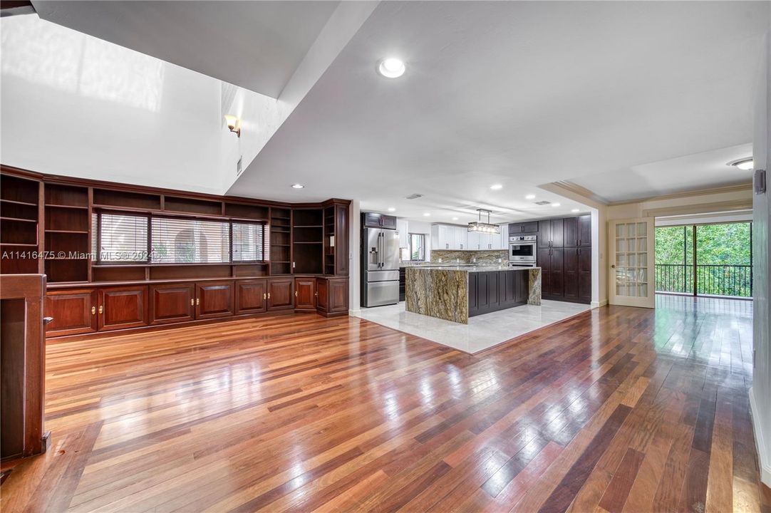 合同活跃: $2,850,000 (5 贝兹, 4 浴室, 5608 平方英尺)