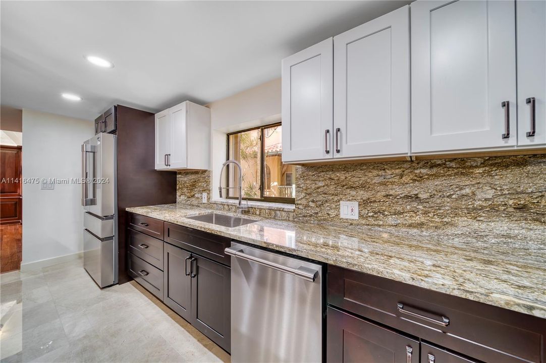 合同活跃: $2,850,000 (5 贝兹, 4 浴室, 5608 平方英尺)