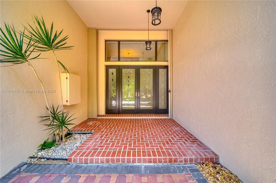 合同活跃: $2,850,000 (5 贝兹, 4 浴室, 5608 平方英尺)