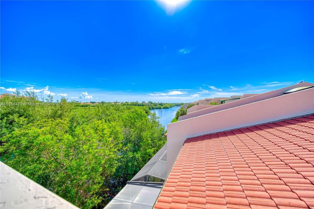 合同活跃: $2,850,000 (5 贝兹, 4 浴室, 5608 平方英尺)