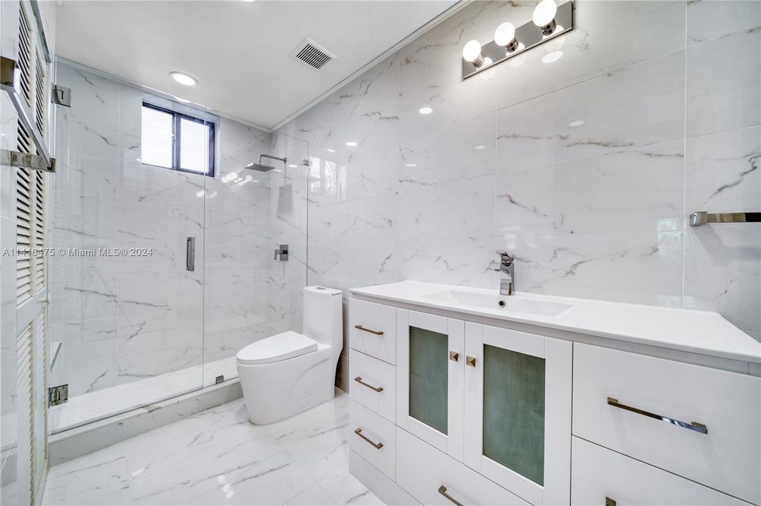 合同活跃: $2,850,000 (5 贝兹, 4 浴室, 5608 平方英尺)