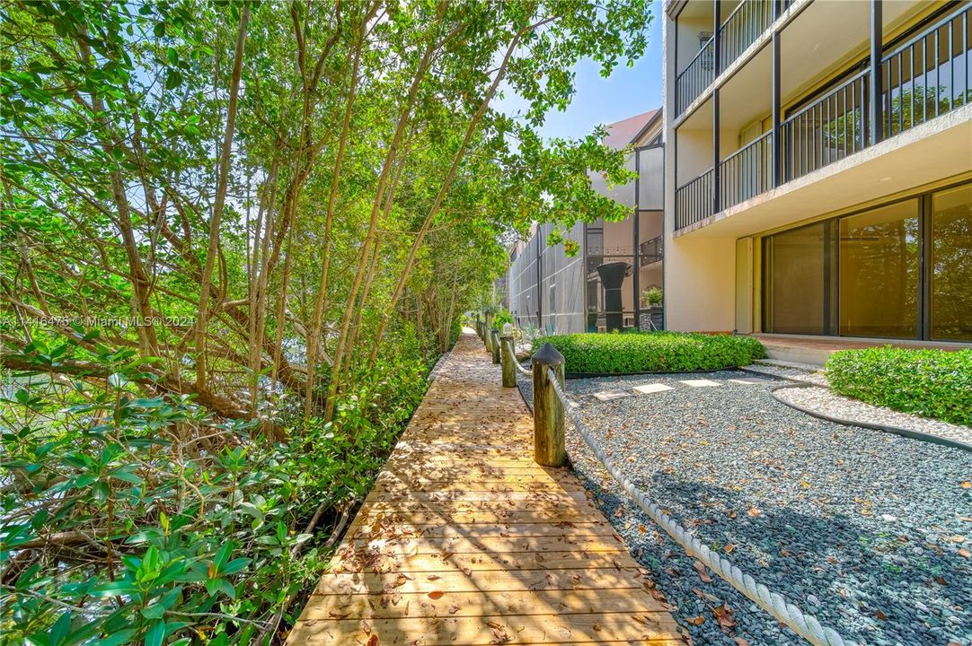 合同活跃: $2,850,000 (5 贝兹, 4 浴室, 5608 平方英尺)