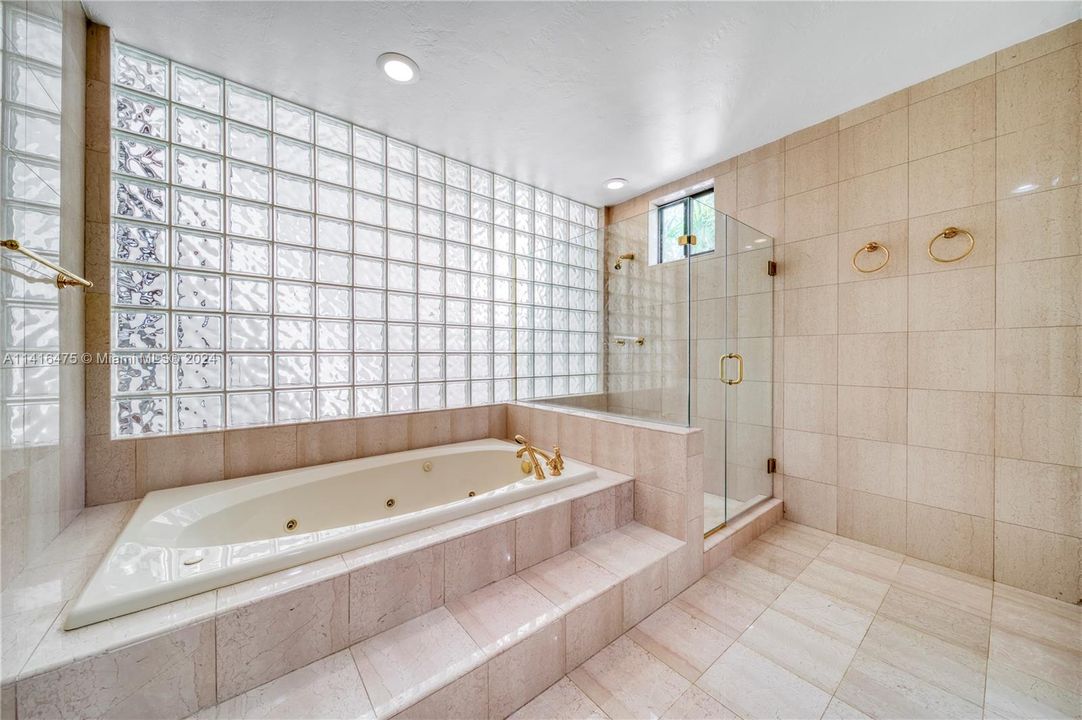 合同活跃: $2,850,000 (5 贝兹, 4 浴室, 5608 平方英尺)