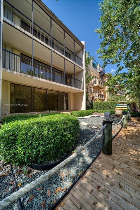 合同活跃: $2,850,000 (5 贝兹, 4 浴室, 5608 平方英尺)