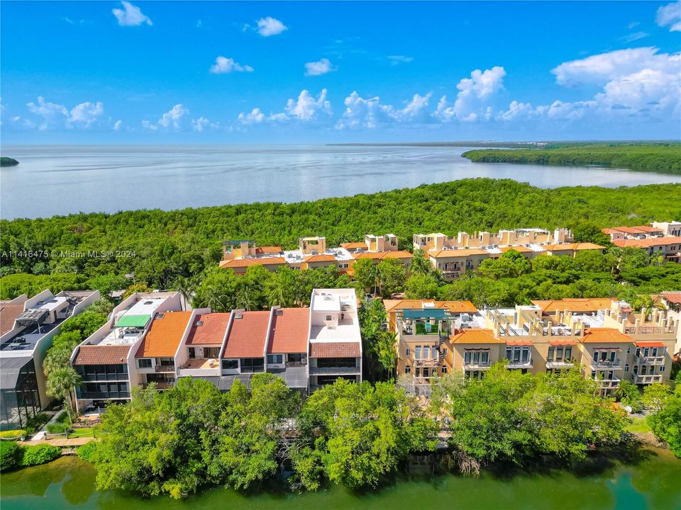 合同活跃: $2,850,000 (5 贝兹, 4 浴室, 5608 平方英尺)