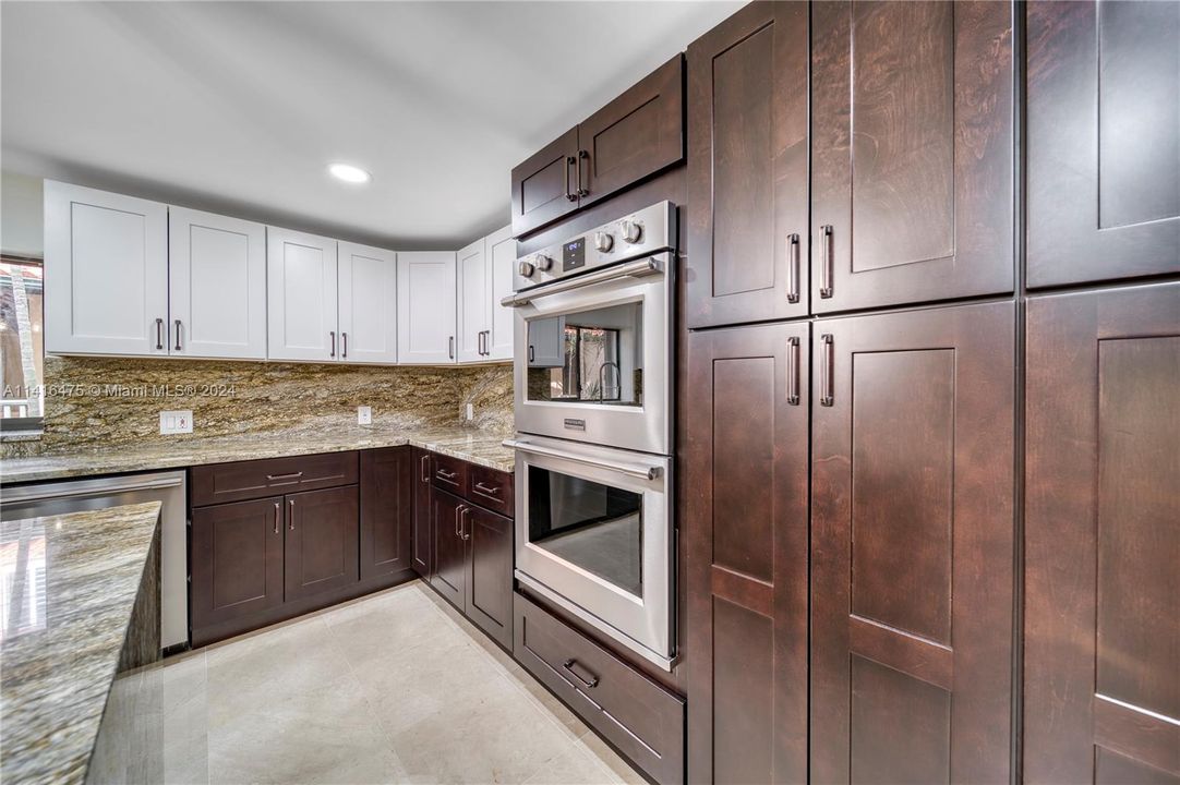 合同活跃: $2,850,000 (5 贝兹, 4 浴室, 5608 平方英尺)