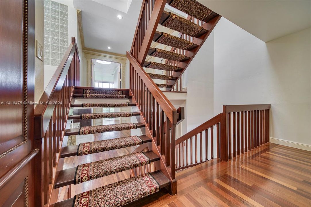 合同活跃: $2,850,000 (5 贝兹, 4 浴室, 5608 平方英尺)