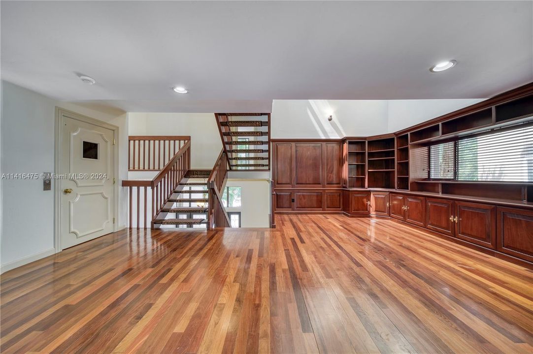 合同活跃: $2,850,000 (5 贝兹, 4 浴室, 5608 平方英尺)