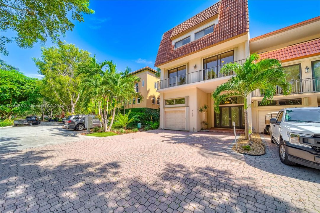 合同活跃: $2,850,000 (5 贝兹, 4 浴室, 5608 平方英尺)