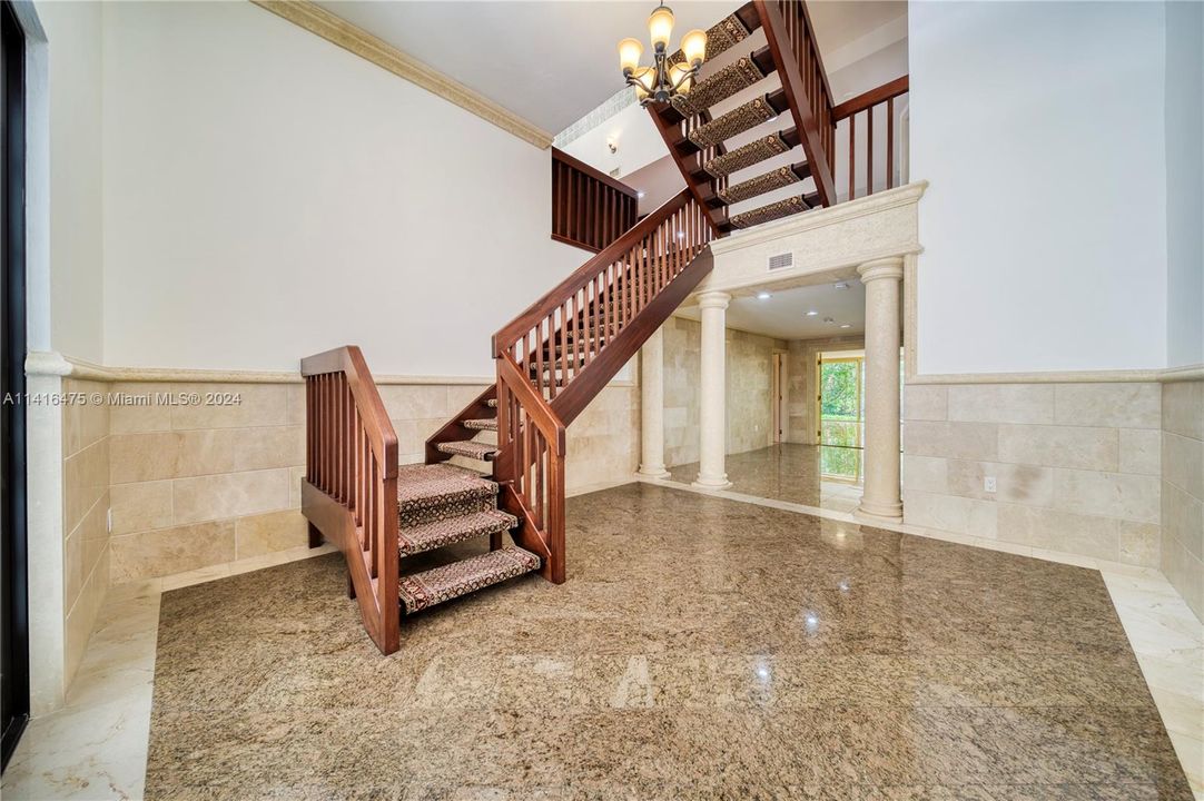 合同活跃: $2,850,000 (5 贝兹, 4 浴室, 5608 平方英尺)