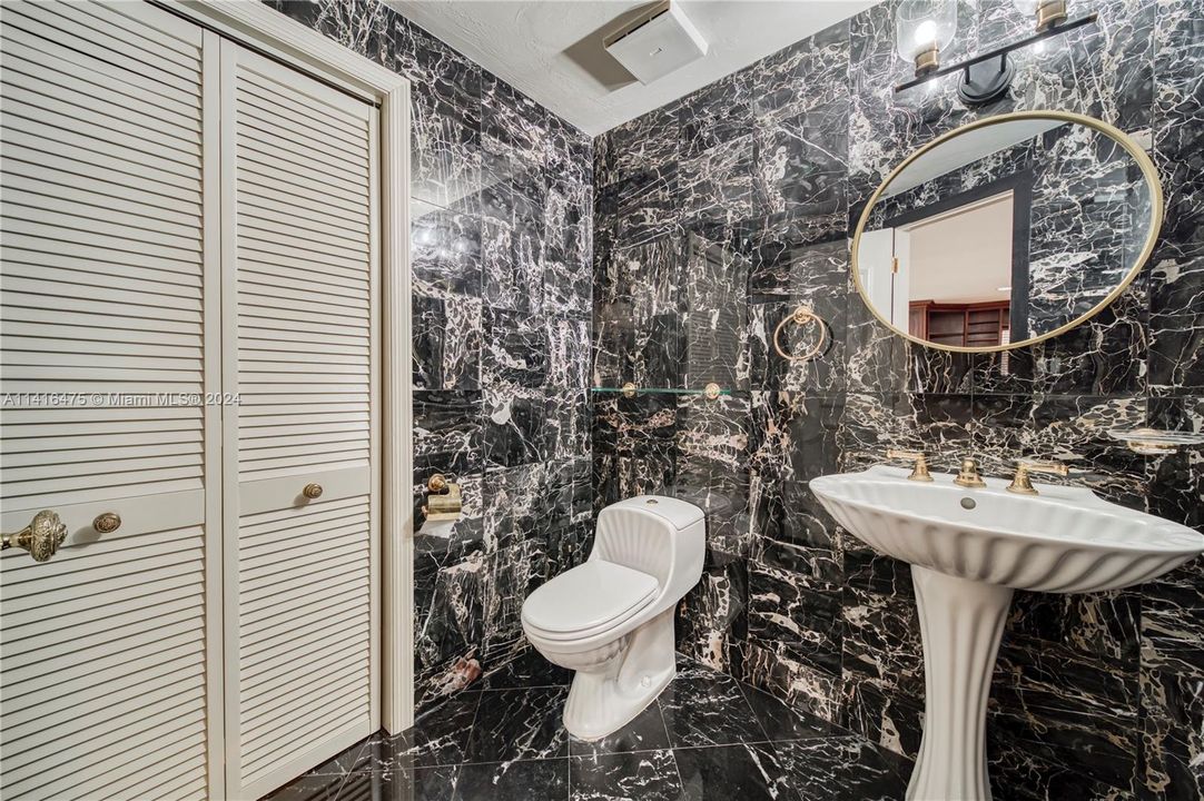 合同活跃: $2,850,000 (5 贝兹, 4 浴室, 5608 平方英尺)