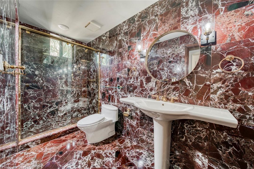 合同活跃: $2,850,000 (5 贝兹, 4 浴室, 5608 平方英尺)