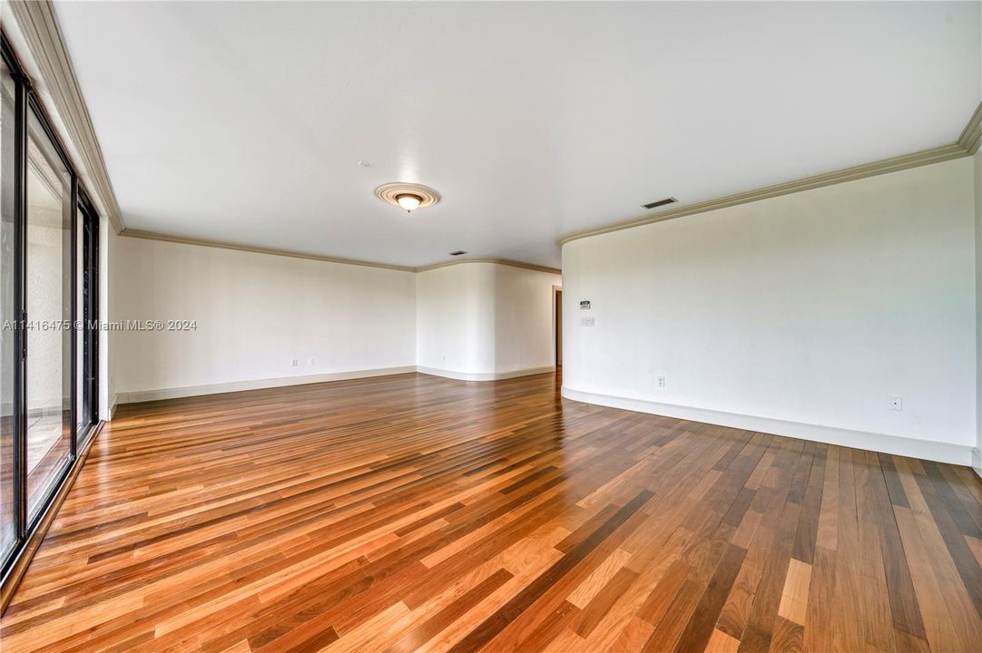 合同活跃: $2,850,000 (5 贝兹, 4 浴室, 5608 平方英尺)