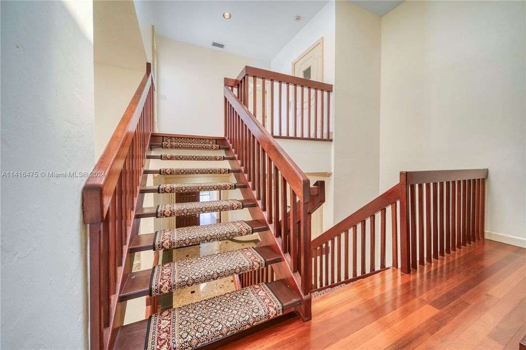 合同活跃: $2,850,000 (5 贝兹, 4 浴室, 5608 平方英尺)