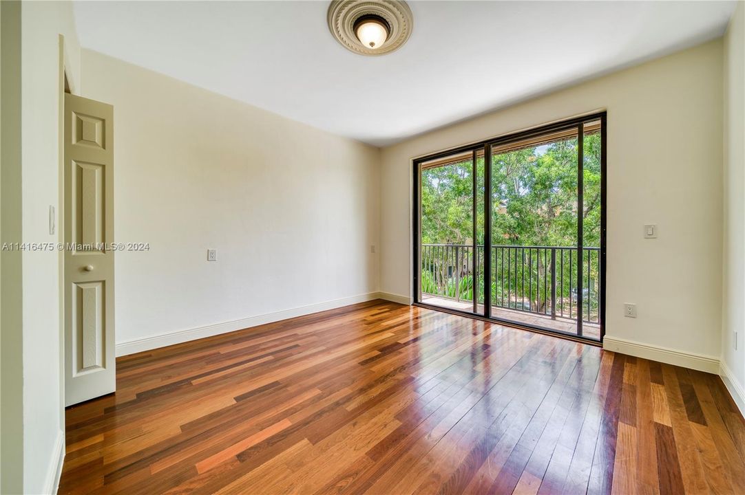 合同活跃: $2,850,000 (5 贝兹, 4 浴室, 5608 平方英尺)