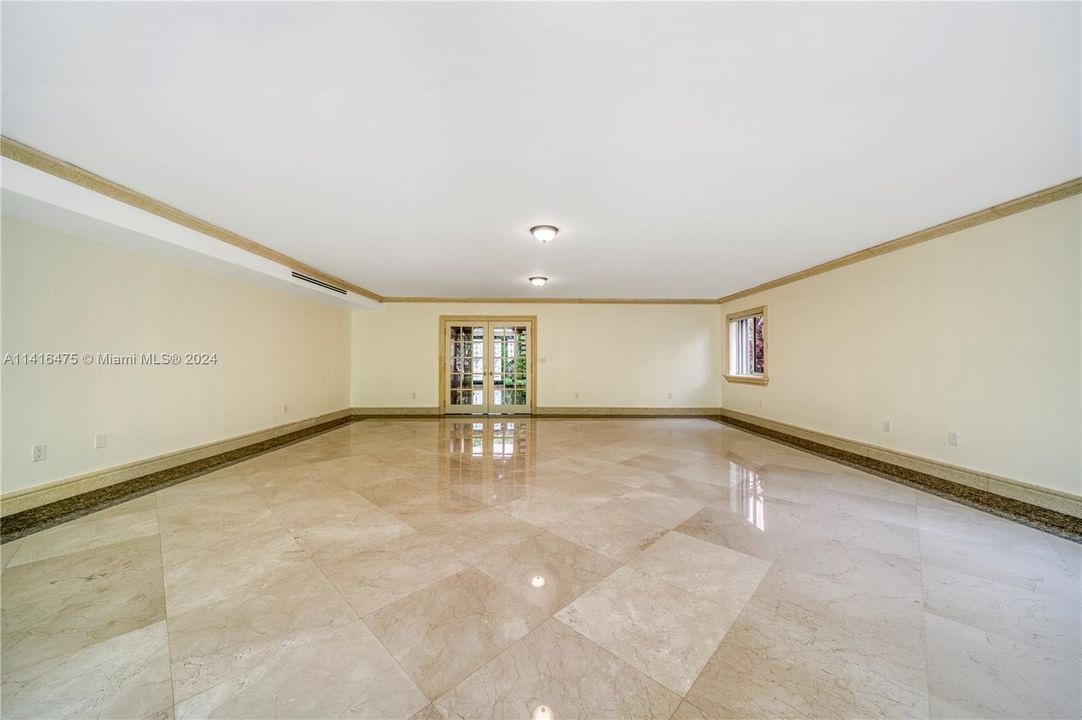 合同活跃: $2,850,000 (5 贝兹, 4 浴室, 5608 平方英尺)