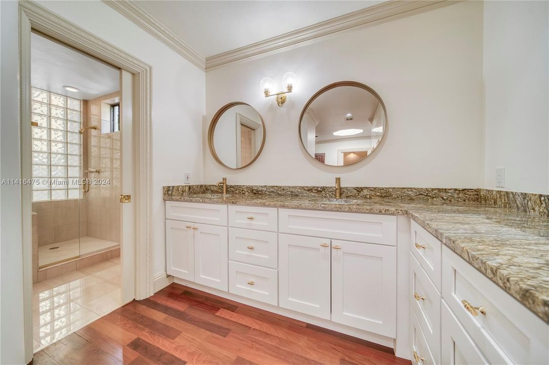 合同活跃: $2,850,000 (5 贝兹, 4 浴室, 5608 平方英尺)