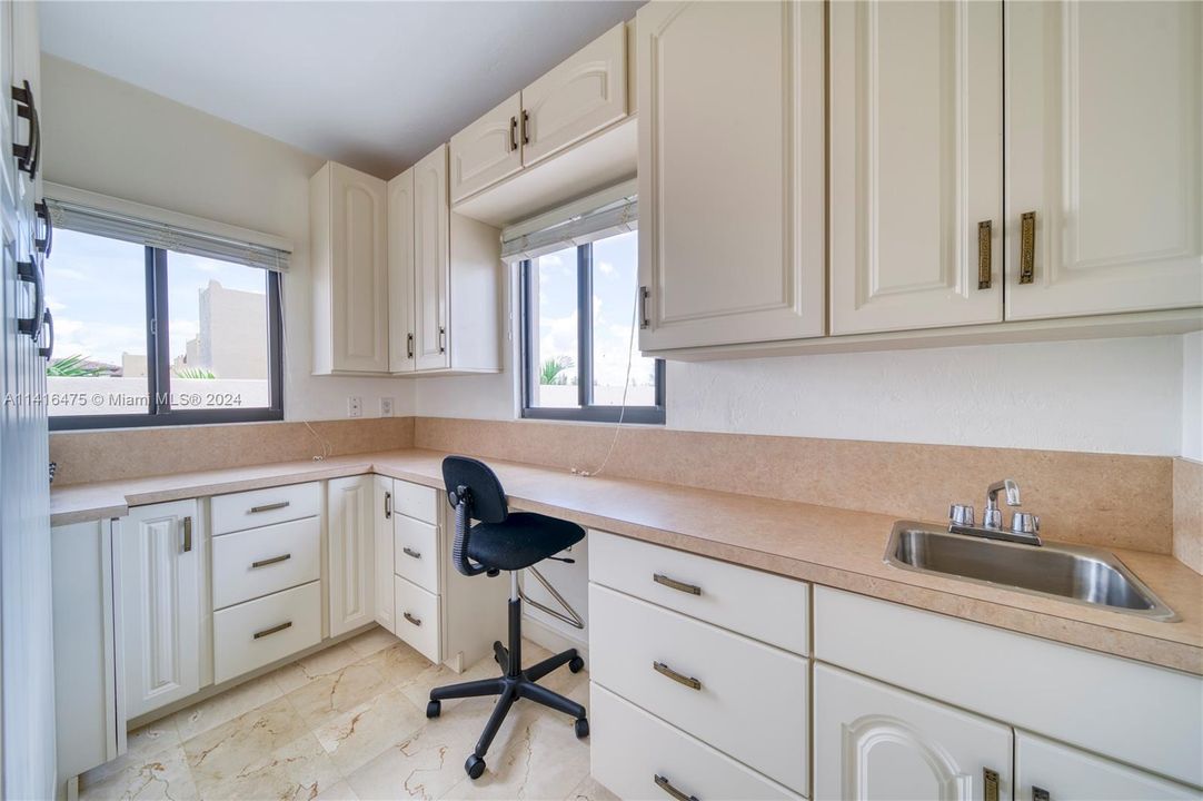 合同活跃: $2,850,000 (5 贝兹, 4 浴室, 5608 平方英尺)