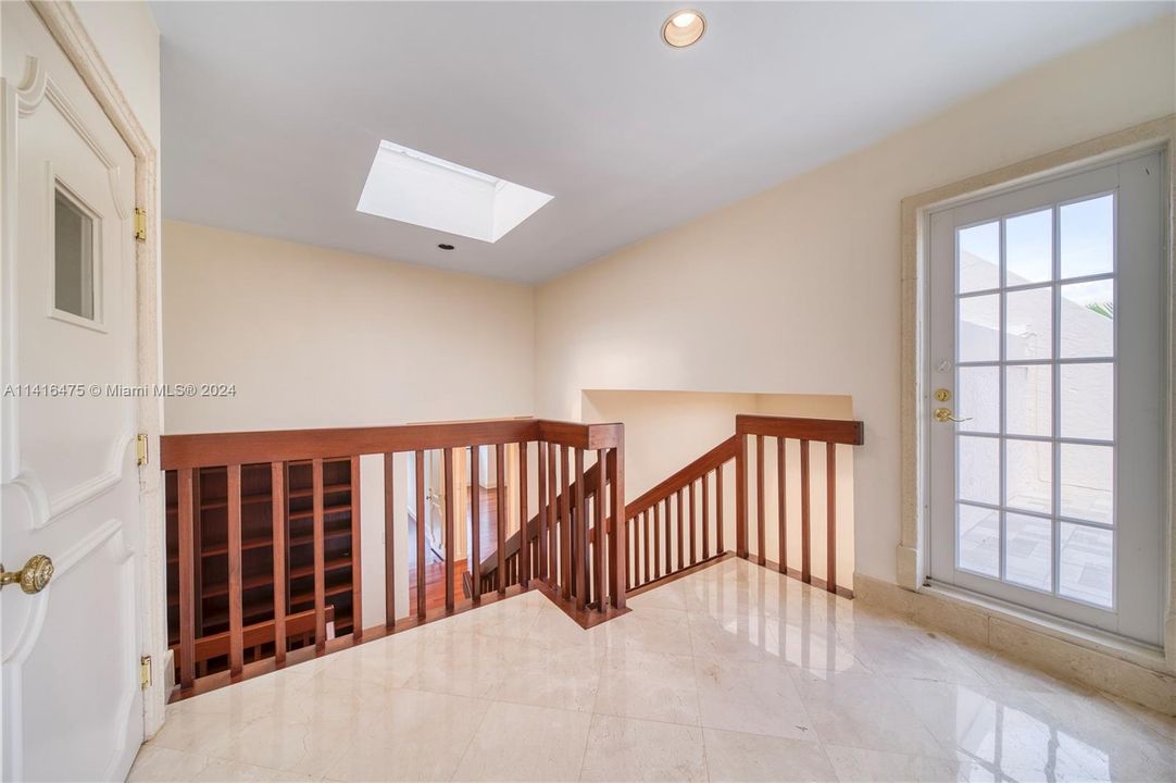 合同活跃: $2,850,000 (5 贝兹, 4 浴室, 5608 平方英尺)