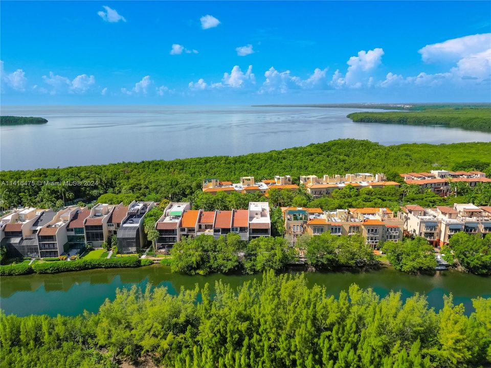 合同活跃: $2,850,000 (5 贝兹, 4 浴室, 5608 平方英尺)