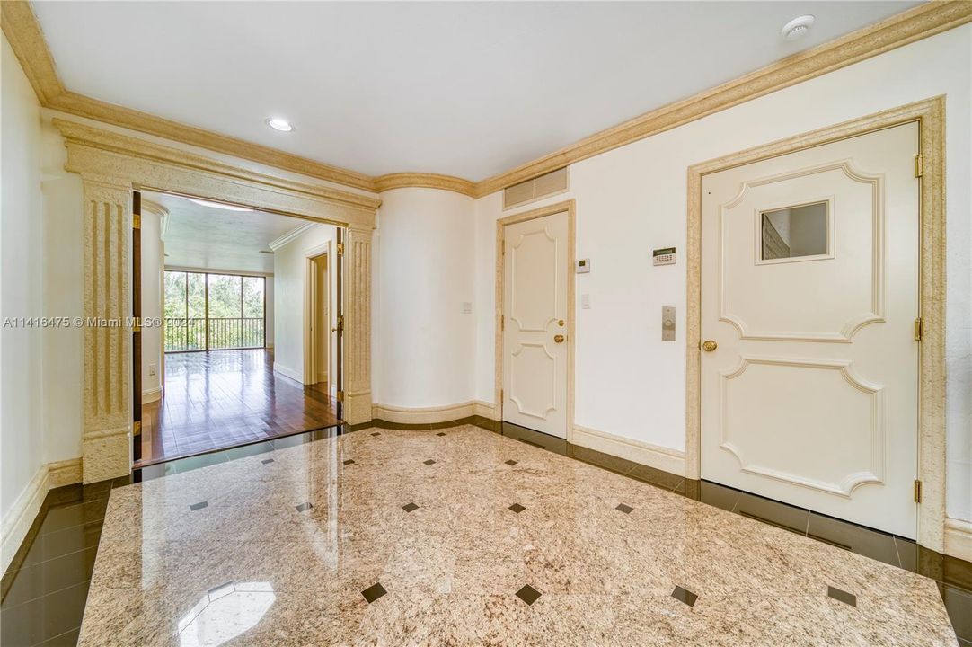 合同活跃: $2,850,000 (5 贝兹, 4 浴室, 5608 平方英尺)