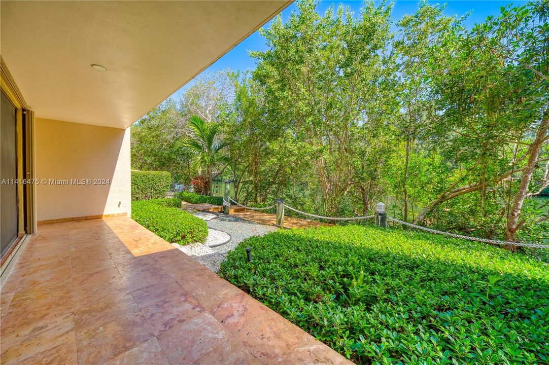 合同活跃: $2,850,000 (5 贝兹, 4 浴室, 5608 平方英尺)