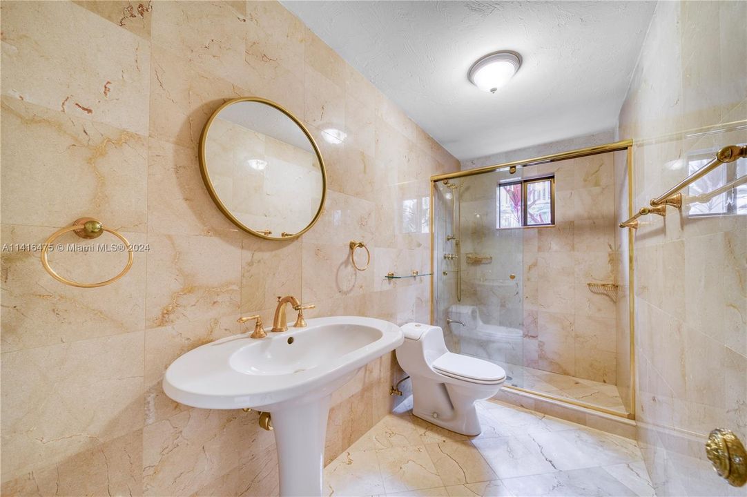 合同活跃: $2,850,000 (5 贝兹, 4 浴室, 5608 平方英尺)