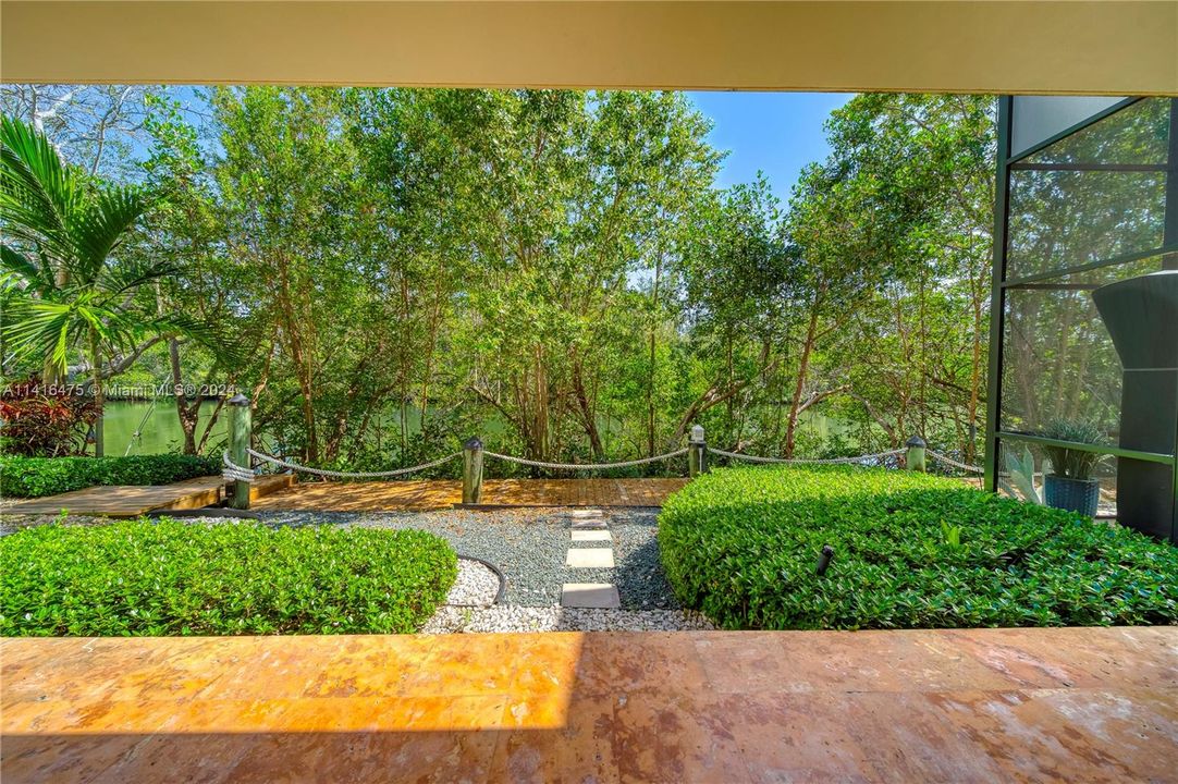 合同活跃: $2,850,000 (5 贝兹, 4 浴室, 5608 平方英尺)