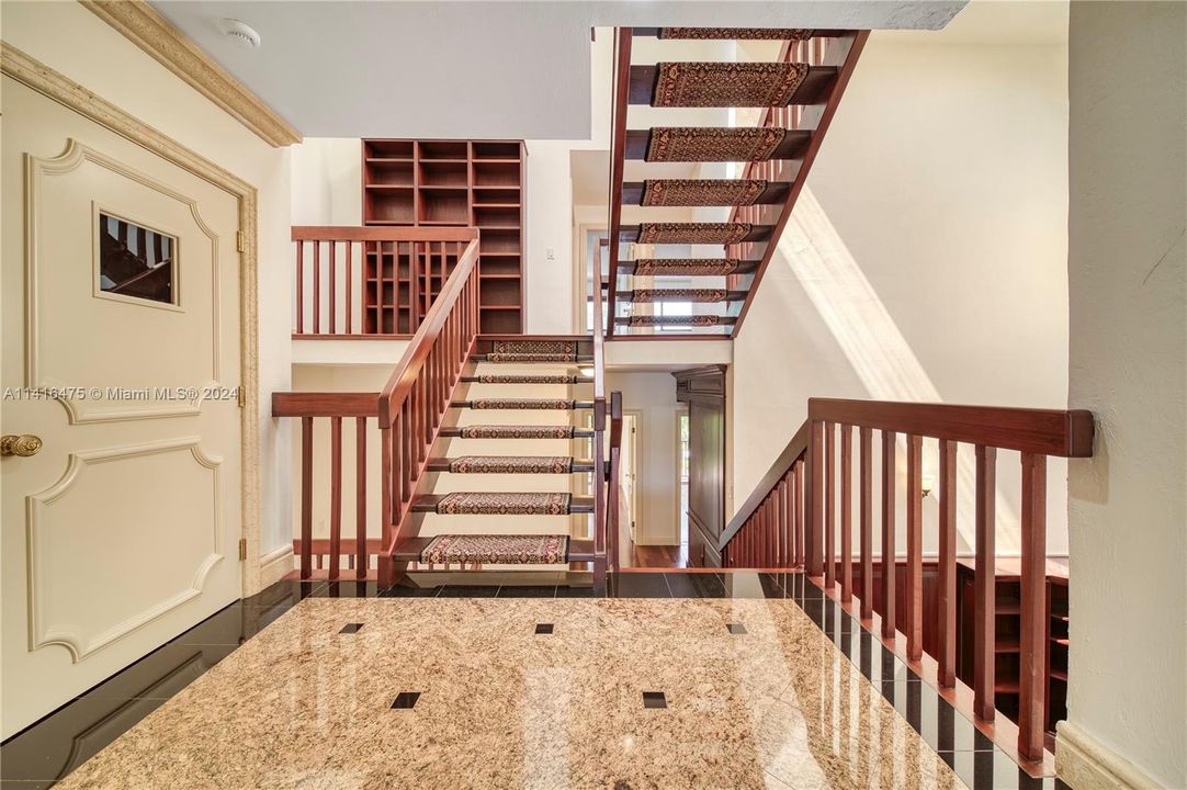 合同活跃: $2,850,000 (5 贝兹, 4 浴室, 5608 平方英尺)