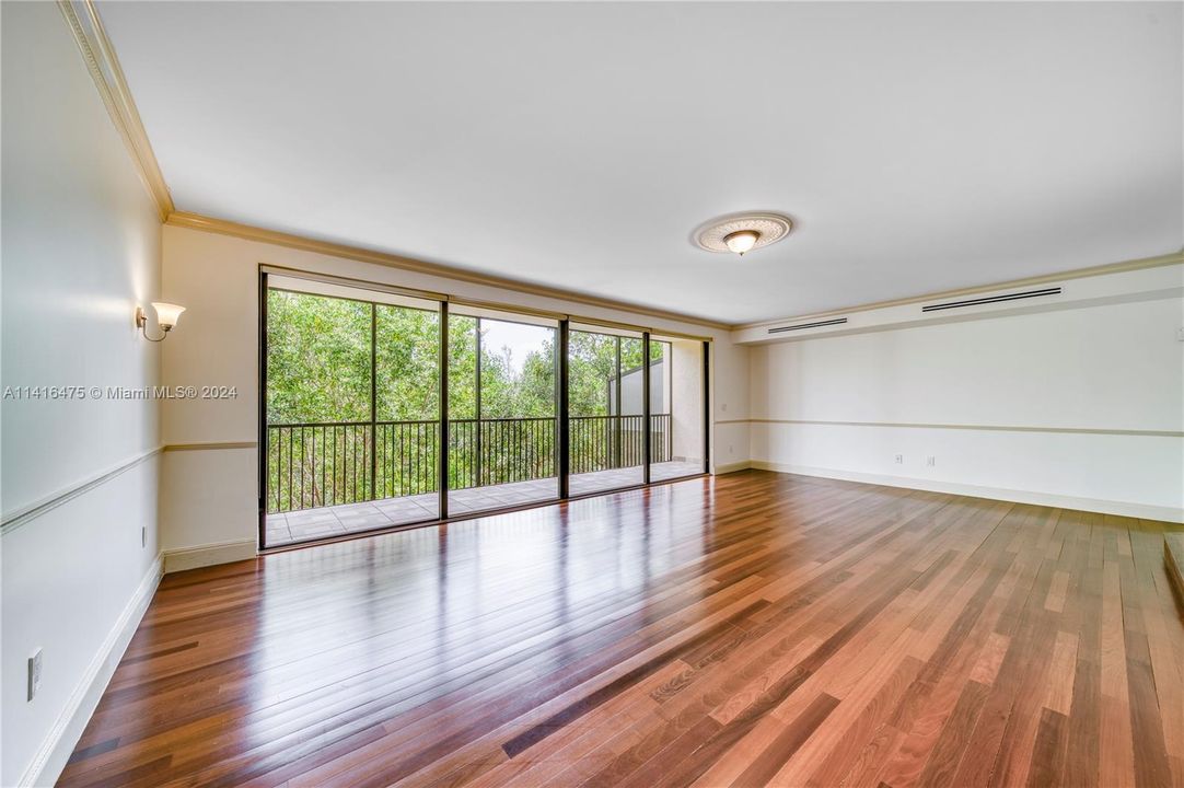 合同活跃: $2,850,000 (5 贝兹, 4 浴室, 5608 平方英尺)