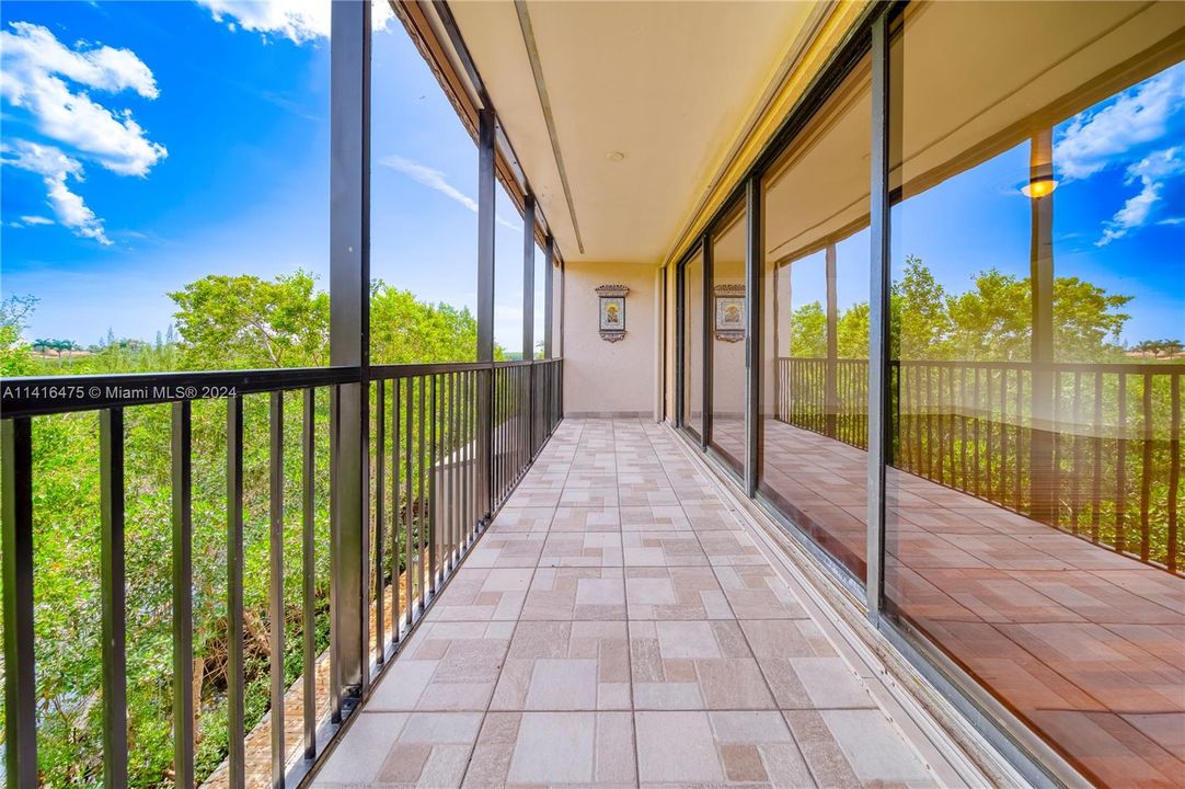 合同活跃: $2,850,000 (5 贝兹, 4 浴室, 5608 平方英尺)