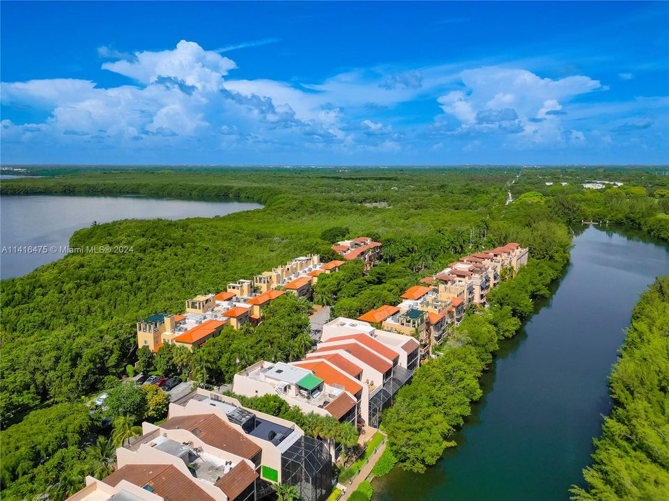 合同活跃: $2,850,000 (5 贝兹, 4 浴室, 5608 平方英尺)