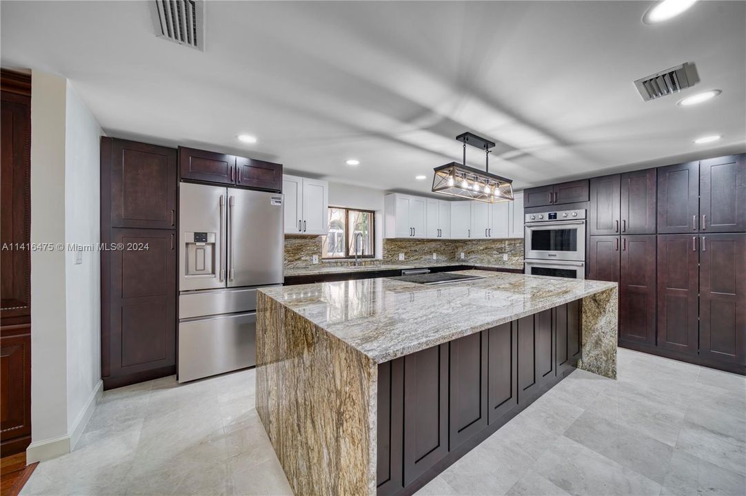 合同活跃: $2,850,000 (5 贝兹, 4 浴室, 5608 平方英尺)