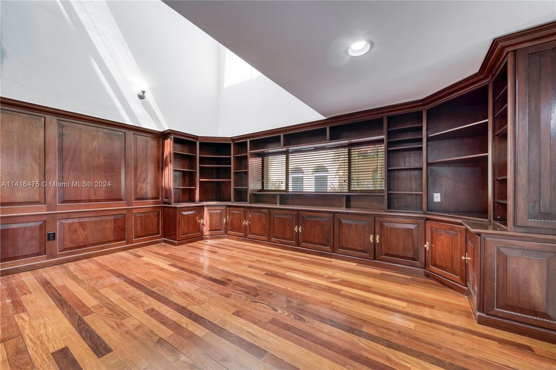 合同活跃: $2,850,000 (5 贝兹, 4 浴室, 5608 平方英尺)