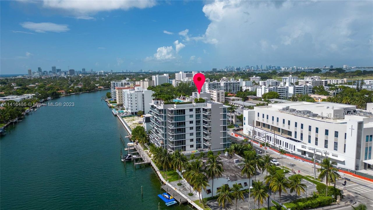 Недавно продано: $980,000 (2 спален, 2 ванн, 985 Квадратных фут)