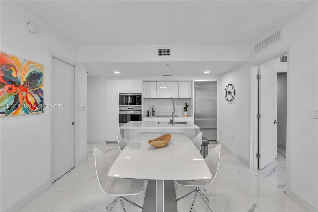 Недавно продано: $980,000 (2 спален, 2 ванн, 985 Квадратных фут)