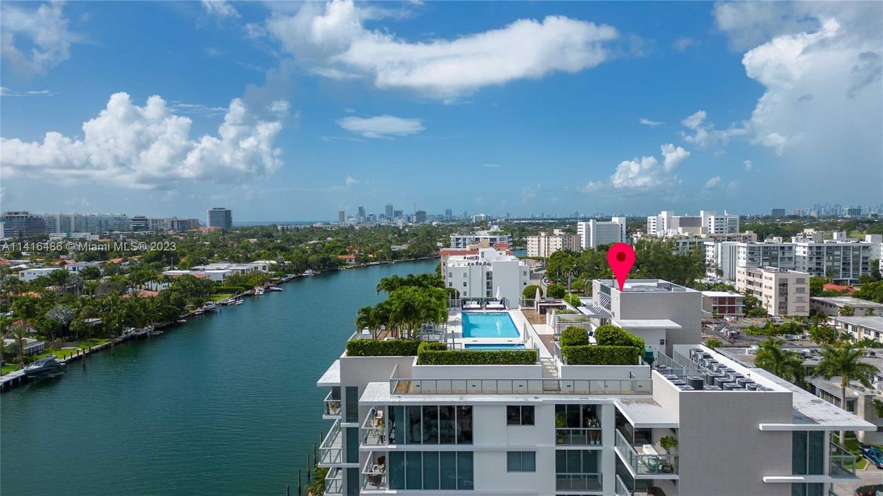 Недавно продано: $980,000 (2 спален, 2 ванн, 985 Квадратных фут)