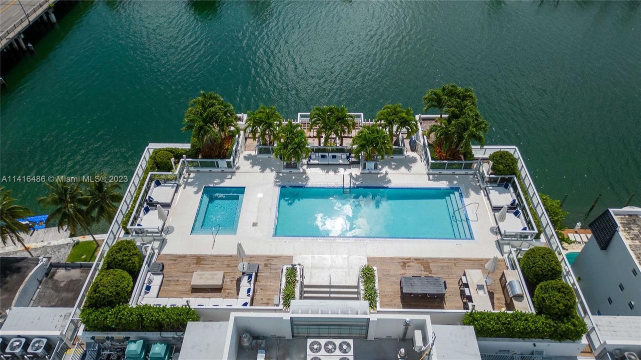 Недавно продано: $980,000 (2 спален, 2 ванн, 985 Квадратных фут)