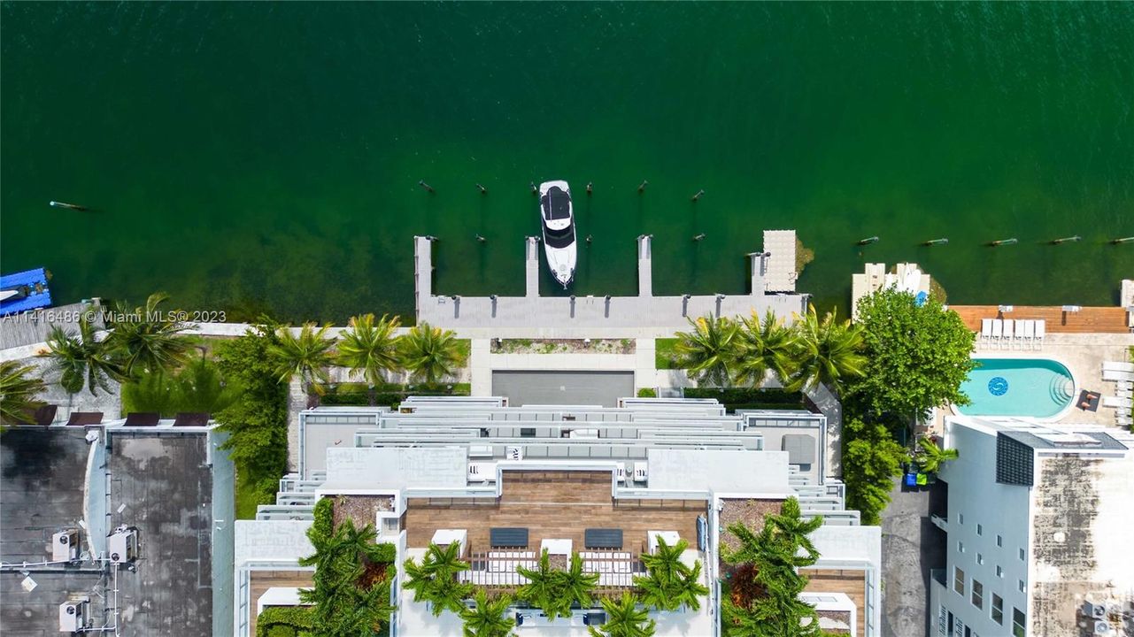 Недавно продано: $980,000 (2 спален, 2 ванн, 985 Квадратных фут)