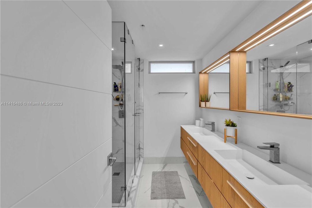 Недавно продано: $980,000 (2 спален, 2 ванн, 985 Квадратных фут)