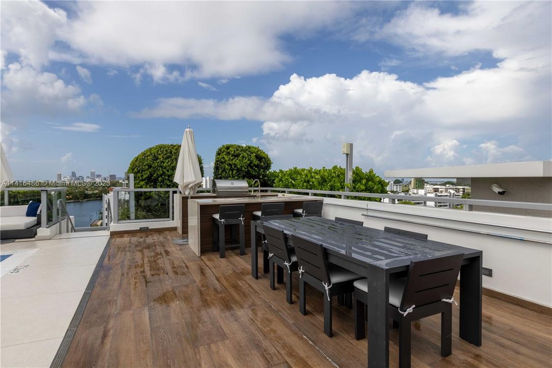 Недавно продано: $980,000 (2 спален, 2 ванн, 985 Квадратных фут)