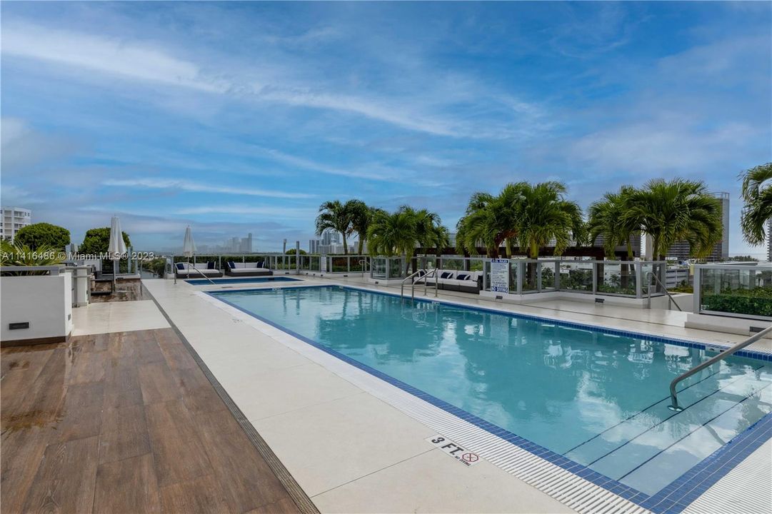 Недавно продано: $980,000 (2 спален, 2 ванн, 985 Квадратных фут)