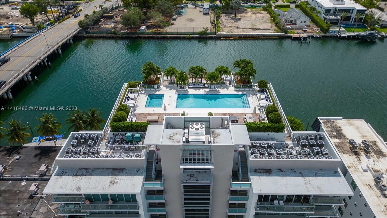 Недавно продано: $980,000 (2 спален, 2 ванн, 985 Квадратных фут)